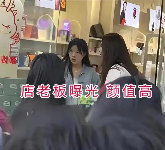 小三在其店前发饮料搞直播：高手之间的较量尊龙凯时ag旗舰厅网站河南一女子报复闺蜜(图3)