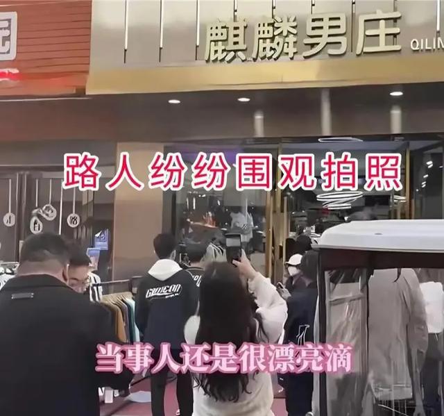 小三在其店前发饮料搞直播：高手之间的较量尊龙凯时ag旗舰厅网站河南一女子报复闺蜜(图4)