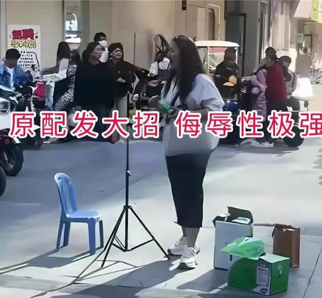 小三在其店前发饮料搞直播：高手之间的较量尊龙凯时ag旗舰厅网站河南一女子报复闺蜜(图2)