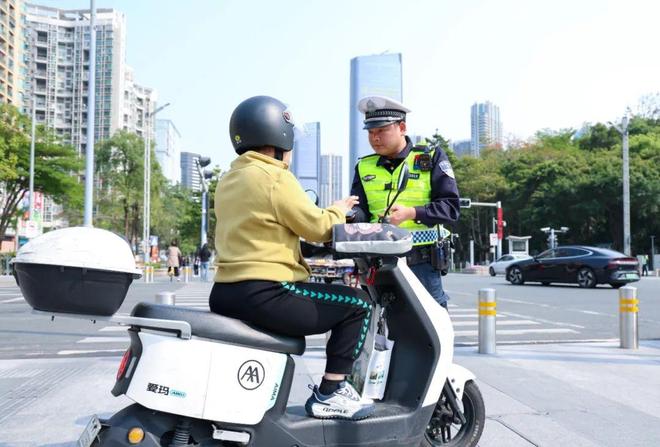 动车、三轮车合法上路“4大条件”缺一不可人生就是博-尊龙凯时6月起除了戴头盔电